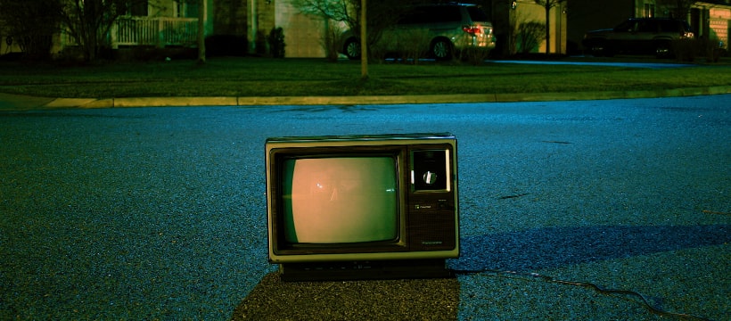 Top 9 des medias a suivre-min télévision posée dans la rue