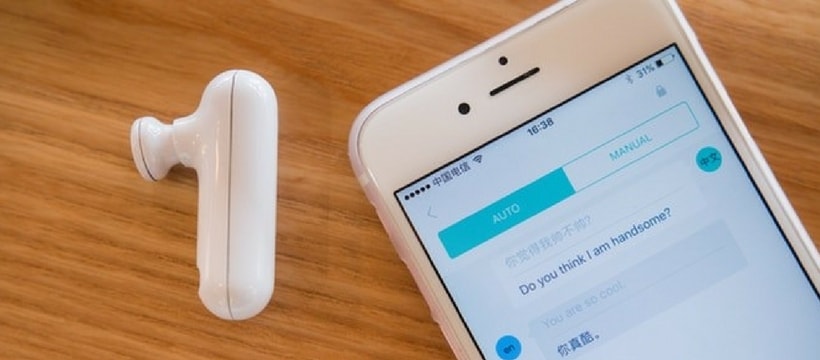 un écouteur traducteur et un smartphone