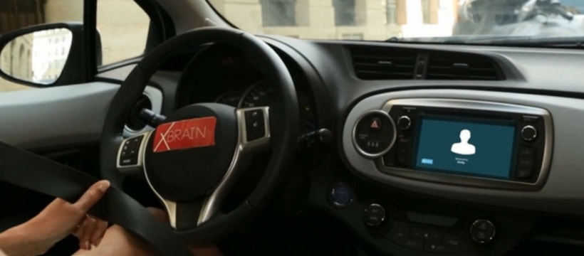un cockpit de voiture embarquee