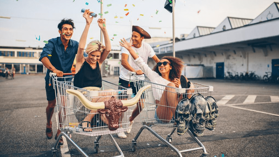 hommes qui poussent des femmes dans des caddies