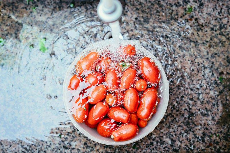 tomates cerises dans un plat