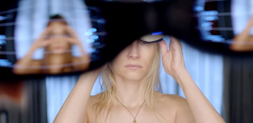 femme enlève son casque de VR