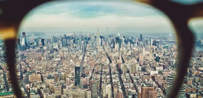 une ville américaine vue dans des lunettes