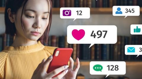 Une jeune femme regardant les notifications sur son téléphone