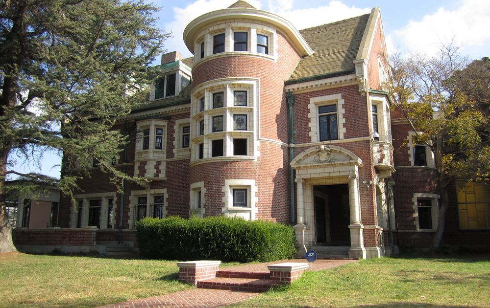 La Maison De L'horreur American Horror Story Louez le manoir d'American Horror Story sur Airbnb - L'ADN