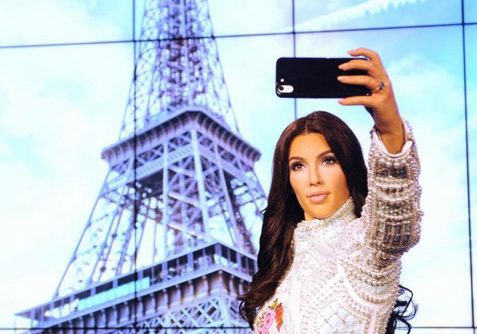 kim k tour eiffel kim k tour eiffel