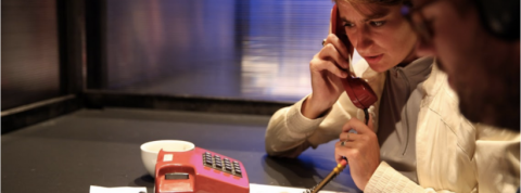 call a spy femme étonnée au téléphone