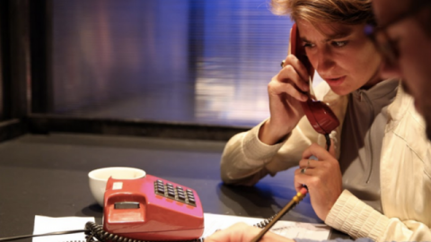 femme étonnée au téléphone