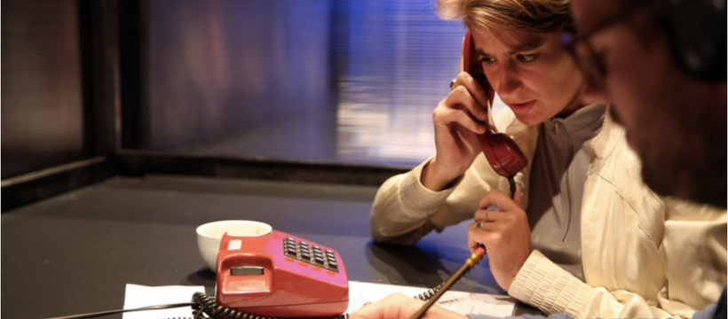 call a spy femme étonnée au téléphone