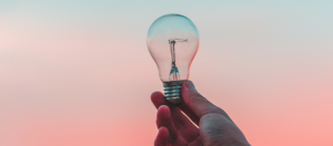 ampoule tenue par une main d'homme