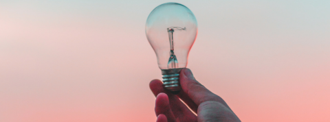 datakalab ampoule tenue par une main d'homme
