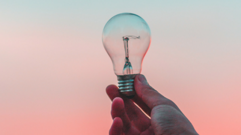 ampoule tenue par une main d'homme