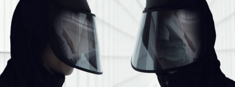 disko futur dystopique deux hommes masqués fond blanc