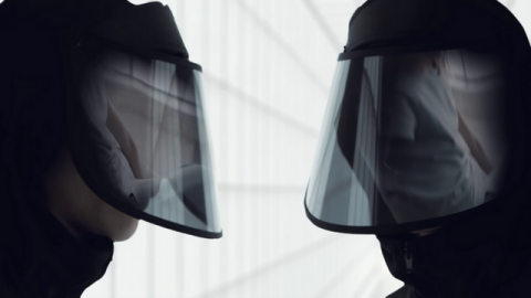 disko futur dystopique deux hommes masqués fond blanc
