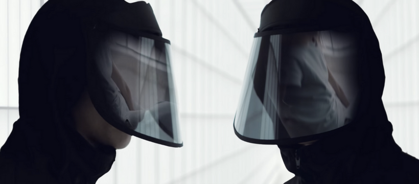 disko futur dystopique deux hommes masqués fond blanc