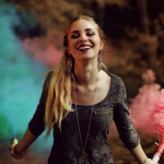 femme souriante fusées couleurs