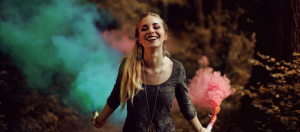 femme souriante fusées couleurs