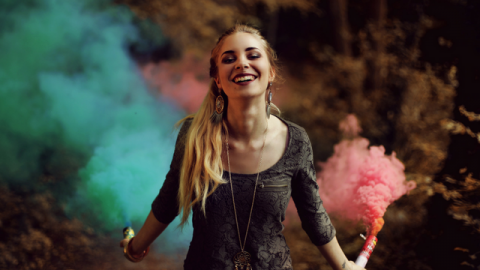 echappe volee femme souriante fusées couleurs