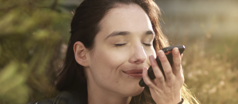 experience olfactive femme sent son smartphone