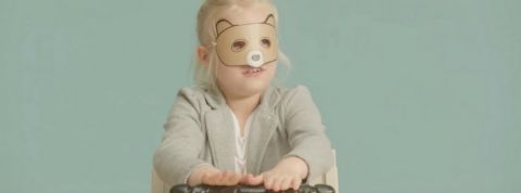 Free a girl Petite fille masquée