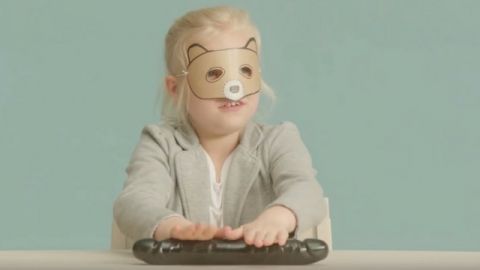 Free a girl Petite fille masquée