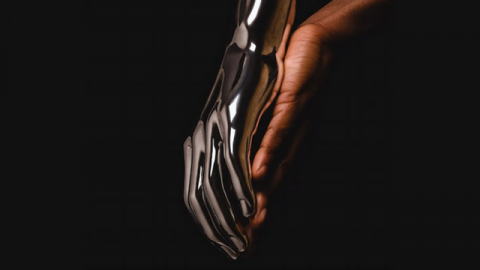 humain machine main dans la main