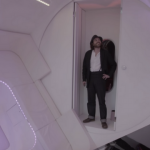 homme dans une maison connectée
