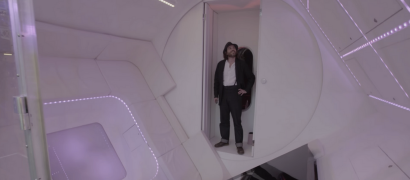 maison machine laver homme dans une maison connectée