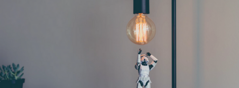 marques innovantes stormtrooper en dessous d'une ampoule