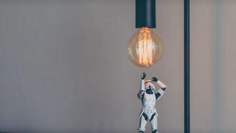 stormtrooper en dessous d'une ampoule