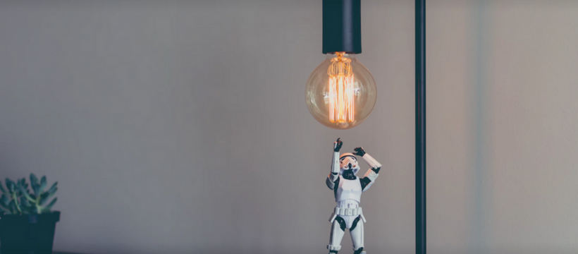 marques innovantes stormtrooper en dessous d'une ampoule