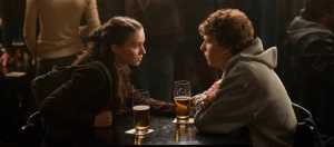 deux personnes autour d'une table