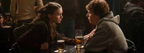 mental health social media deux personnes autour d'une table