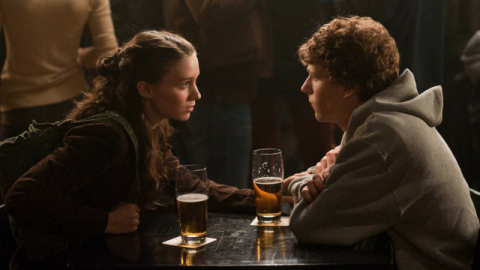 deux personnes autour d'une table