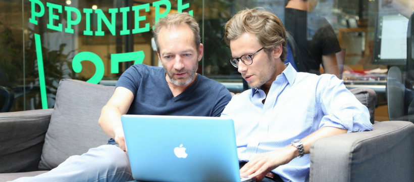 needelp levee de fonds deux hommes travaillent sur un mac