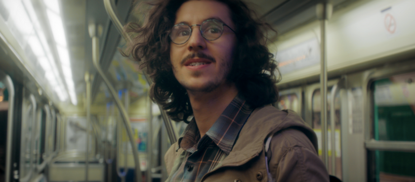ratp max homme à lunettes dans le métro
