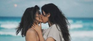 Filles qui s'embrassent Instagram