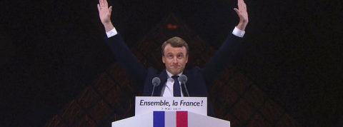 startup campagne macron devant la pyramide du Louvre