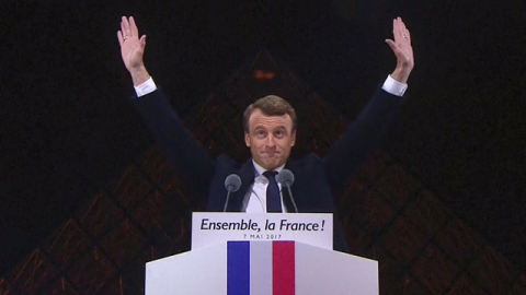 macron devant la pyramide du Louvre