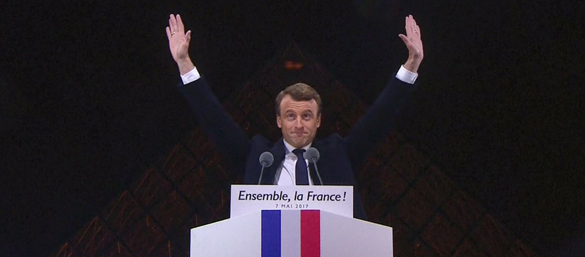 startup campagne macron devant la pyramide du Louvre