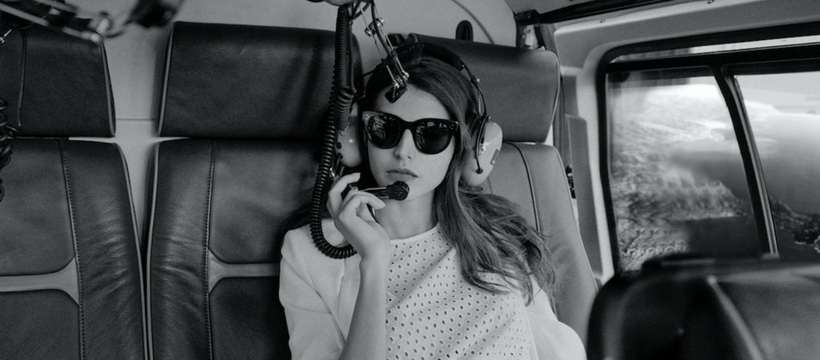 ubercopter femme dans un hélicoptère