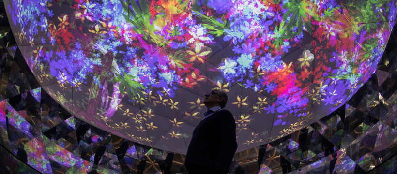 art numerique rapport reel un homme regarde de l'art numérique