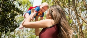 Bébé dans les bras d'une jeune femme