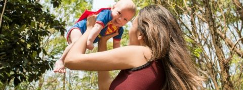 Bébé Bébé dans les bras d'une jeune femme