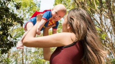 Bébé dans les bras d'une jeune femme