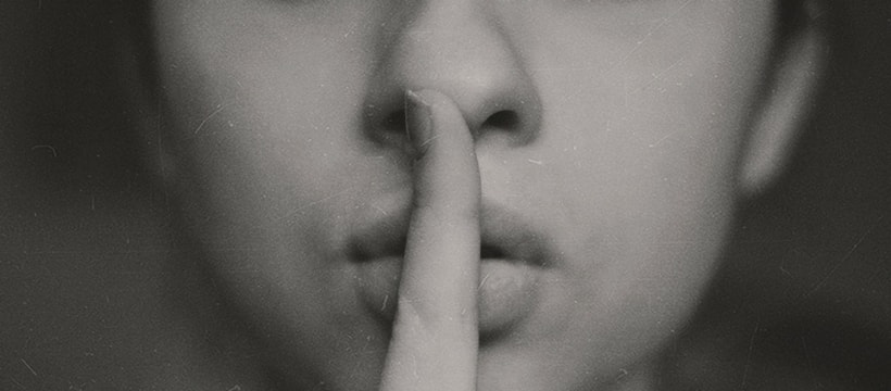 censure jeune femme doigt sur la bouche