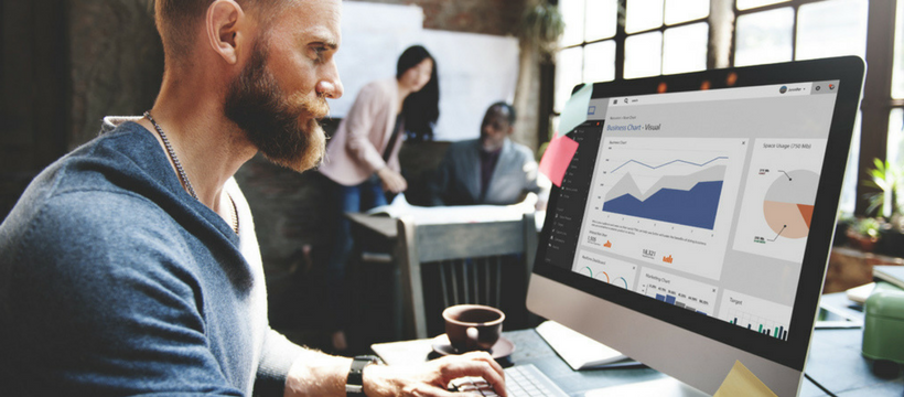 drh bigdata un homme analysant des données