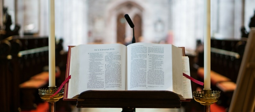 eglise Livre religieux dans église