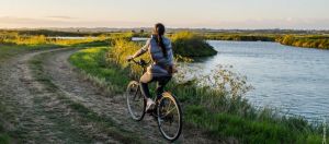 Jeune femme à vélo sur une route de campagne