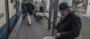 Sans-abri sur le quai d'une gare